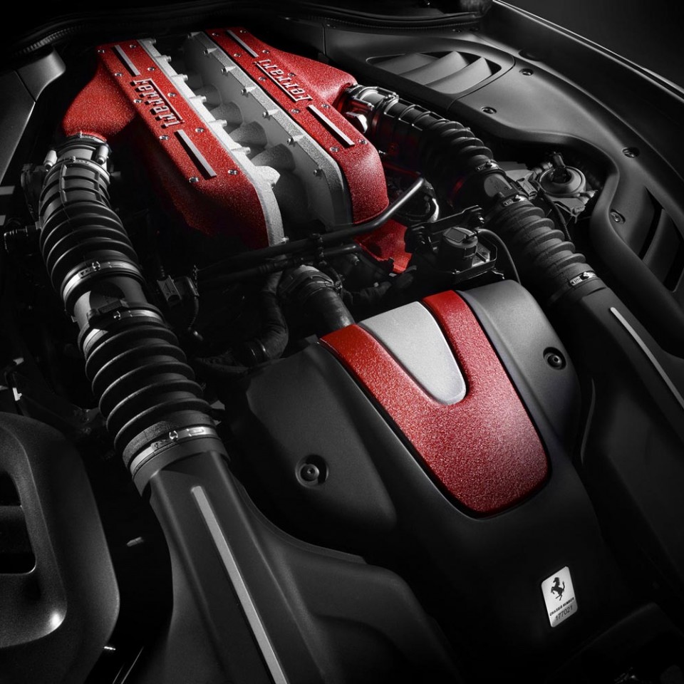 Ferrari-FF-2011-moteur-V12